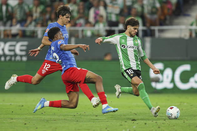 ESP: Real Betis - Elche CF. La Liga EA Sports. Date 36 Abde Ezzalzouli of Real Betis and Gonzalo Villar and Buba Sangare of Elche CF during the La Liga EA Sports match between Real Betis and Elche CF played at La Cartuja Stadium on May 12, 2026 in Sevilla, Spain. kpng Copyright: xAntonioxPozox xPRESSINPHOTOx AP_260512_BET_ELC_2526_108