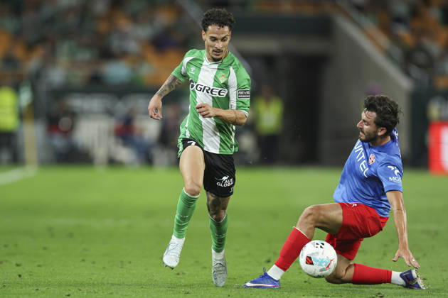 ESP: Real Betis - Elche CF. La Liga EA Sports. Date 36 Antony Dos Santos of Real Betis and Victor Chust of Elche CF during the La Liga EA Sports match between Real Betis and Elche CF played at La Cartuja Stadium on May 12, 2026 in Sevilla, Spain. kpng Copyright: xAntonioxPozox xPRESSINPHOTOx AP_260512_BET_ELC_2526_124
