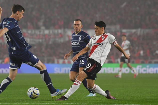 River Plate v Gimnasia y Esgrima La Plata - Torneo Apertura 2026 Santiago Lencina of River Plate competes for the ball with German Conti of Gimnasia y Esgrima LP during the 2026 Copa de la Liga playoff match between River Plate and Gimnasia y Esgrima de La Plata at the Estadio Monumental on May 13, 2026. Buenos Aires Argentina Copyright: xPabloxEliasx originalFilename:elias-notitle260513_nptsL