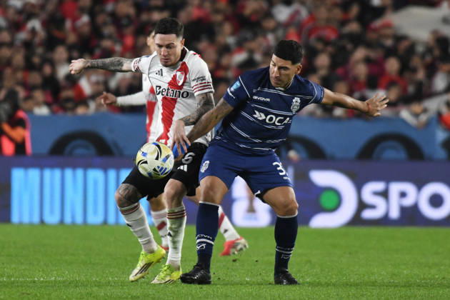 River Plate v Gimnasia y Esgrima La Plata - Torneo Apertura 2026 Anibal Moreno of River Plate and Pablo Aguiar of Gimnasia compete for the ball during the match between River Plate and Gimnasia y Esgrima La Plata at Estadio Mas Monumental, on May 13. Buenos Aires Buenos Aires Argentina Copyright: xFedericoxPerettix originalFilename:peretti-riverpla260514_npBiz