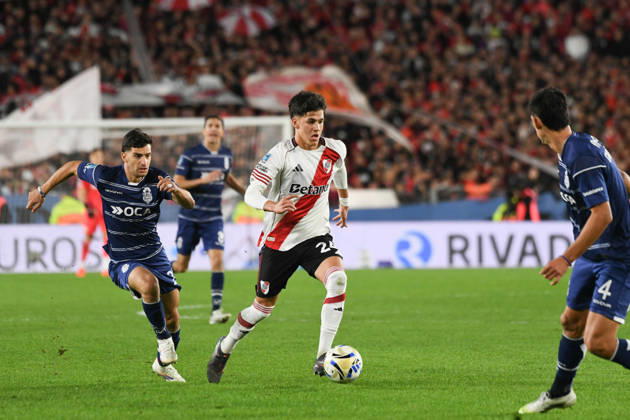River Plate v Gimnasia y Esgrima La Plata - Torneo Apertura 2026 Juan Cruz Meza of River Plate carries the ball during the 2026 Copa de la Liga playoff match between River Plate and Gimnasia y Esgrima de La Plata at the Estadio Monumental in Buenos Aires, Argentina, on May 13, 2026. Buenos Aires Argentina Copyright: xPabloxEliasx originalFilename:elias-notitle260513_np5ii