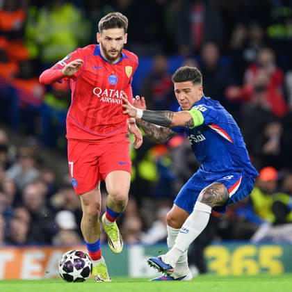 17 March 2026 - Chelsea v Paris Saint-Germain - Champions League - Stamford Bridge. Chelsea v Paris Saint-Germain - Champions League - Stamford Bridge. Khvicha Kvaratskhelia goes past Enzo Fernandez. Picture : Mark Pain London England Copyright: xMarkxPainx