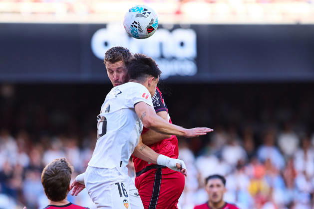 Valencia CF v Rayo Vallecano - LaLiga EA Sports VALENCIA, SPAIN - MAY 14: Florian Lejeune of Rayo Vallecano competes for the ball with Diego Lopez of Valencia CF during to the LaLiga EA Sports match between Valencia CF and Rayo Vallecano at Estadio Mestalla on May 14, 2026 in Valencia, Spain. (Photo by Jose Torres Photo Players Images Magara Press) Valencia Estadio Mestalla Spain Copyright: xJosexTorresx