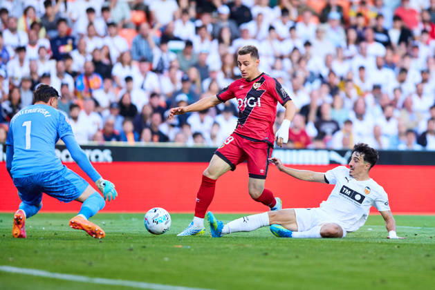 Valencia CF v Rayo Vallecano - LaLiga EA Sports VALENCIA, SPAIN - MAY 14: Diego Lopez of Valencia CF competes for the ball with Jorge de Frutos of Rayo Vallecano during to the LaLiga EA Sports match between Valencia CF and Rayo Vallecano at Estadio Mestalla on May 14, 2026 in Valencia, Spain. (Photo by Jose Torres Photo Players Images Magara Press) Valencia Estadio Mestalla Spain Copyright: xJosexTorresx