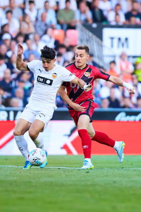 Valencia CF v Rayo Vallecano - LaLiga EA Sports VALENCIA, SPAIN - MAY 14: Diego Lopez of Valencia CF competes for the ball with Jorge de Frutos of Rayo Vallecano during to the LaLiga EA Sports match between Valencia CF and Rayo Vallecano at Estadio Mestalla on May 14, 2026 in Valencia, Spain. (Photo by Jose Torres Photo Players Images Magara Press) Valencia Estadio Mestalla Spain Copyright: xJosexTorresx