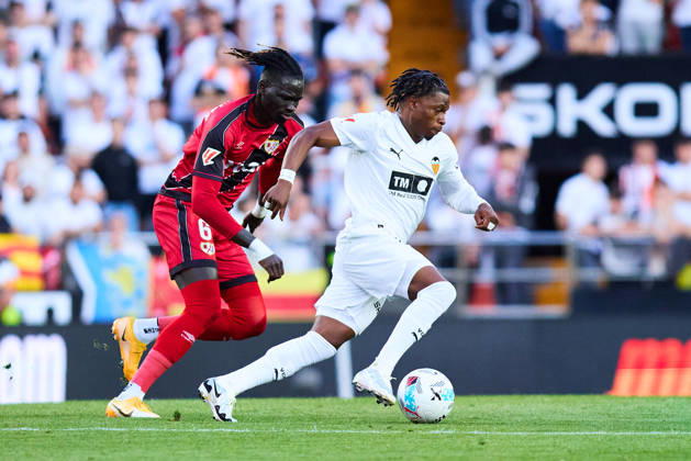 Valencia CF v Rayo Vallecano - LaLiga EA Sports VALENCIA, SPAIN - MAY 14: Largie Ramazani of Valencia CF competes for the ball with Pathe Ciss of Rayo Vallecano during to the LaLiga EA Sports match between Valencia CF and Rayo Vallecano at Estadio Mestalla on May 14, 2026 in Valencia, Spain. (Photo by Jose Torres Photo Players Images Magara Press) Valencia Estadio Mestalla Spain Copyright: xJosexTorresx