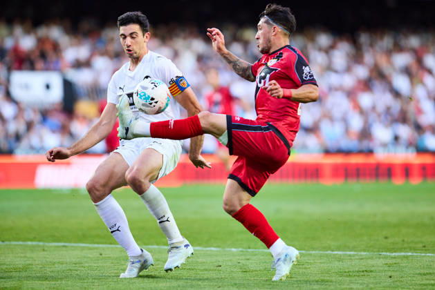 Valencia CF v Rayo Vallecano - LaLiga EA Sports VALENCIA, SPAIN - MAY 14: Alfonso Espino of Rayo Vallecano competes for the ball with Cesar Tarrega of Valencia CF during to the LaLiga EA Sports match between Valencia CF and Rayo Vallecano at Estadio Mestalla on May 14, 2026 in Valencia, Spain. (Photo by Jose Torres Photo Players Images Magara Press) Valencia Estadio Mestalla Spain Copyright: xJosexTorresx
