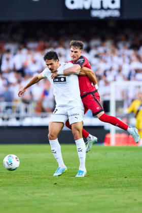 Valencia CF v Rayo Vallecano - LaLiga EA Sports VALENCIA, SPAIN - MAY 14: Filip Ugrinic of Valencia CF competes for the ball with Pep Chavarria of Rayo Vallecano during to the LaLiga EA Sports match between Valencia CF and Rayo Vallecano at Estadio Mestalla on May 14, 2026 in Valencia, Spain. (Photo by Jose Torres Photo Players Images Magara Press) Valencia Estadio Mestalla Spain Copyright: xJosexTorresx