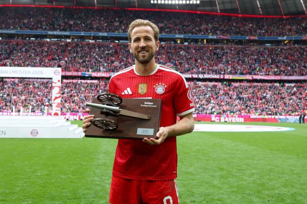 Fußball, 1. BL, FC Bayern München, Harry Kane erhält Torjägerkanone