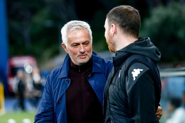GD Estoril Praia v SL Benfica - Primeira Liga Jose Mourinho, head coach of SL Benfica, and Ian Cathro, head coach of GD Estoril Praia, during the Primeira Liga match between GD Estoril Praia and SL Benfica at Estadio Antonio Coimbra da Mota in Estoril, Portugal, on May 16, 2026. Lisbon Estoril Portugal Copyright: xValterxGouveiax originalFilename:gouveia-16052026260517_np9KF