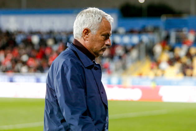 GD Estoril Praia v SL Benfica - Primeira Liga Jose Mourinho, head coach of SL Benfica, looks on during the Primeira Liga match between GD Estoril Praia and SL Benfica at Estadio Antonio Coimbra da Mota in Estoril, Portugal, on May 16, 2026. Lisbon Estoril Portugal Copyright: xValterxGouveiax originalFilename:gouveia-16052026260517_npycU