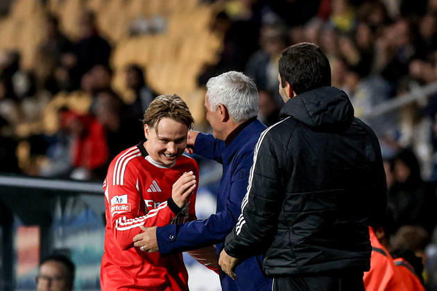 GD Estoril Praia v SL Benfica - Primeira Liga Andreas Schjelderup of SL Benfica with Jose Mourinho, head coach of SL Benfica, during the Primeira Liga match between GD Estoril Praia and SL Benfica at Estadio Antonio Coimbra da Mota in Estoril, Portugal, on May 16, 2026. Lisbon Estoril Portugal Copyright: xValterxGouveiax originalFilename:gouveia-16052026260517_npgEG