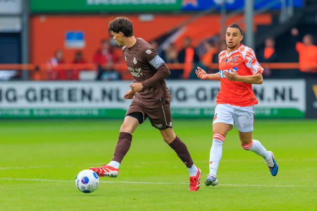 2026-05-17 FC Volendam v SC Telstar - Dutch Eredivisie VOLENDAM, NETHERLANDS - MAY 17: Danny Bakker of Telstar, Bilal Ould-Chikh of FC Volendam during the Dutch Eredivisie match between FC Volendam and SC Telstar at Kras Stadion on May 17, 2026 in Volendam, Netherlands. Volendam Kras Stadion Netherlands Content not available for redistribution in The Netherlands directly or indirectly through any third parties. Copyright: xMarcelxvanxPlateringenx