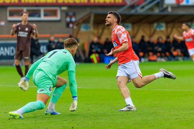 2026-05-17 FC Volendam v SC Telstar - Dutch Eredivisie VOLENDAM, NETHERLANDS - MAY 17: Goalkeeper Ronald Koeman Jr. of Telstar, Anthony Descotte of FC Volendam during the Dutch Eredivisie match between FC Volendam and SC Telstar at Kras Stadion on May 17, 2026 in Volendam, Netherlands. Volendam Kras Stadion Netherlands Content not available for redistribution in The Netherlands directly or indirectly through any third parties. Copyright: xMarcelxvanxPlateringenx