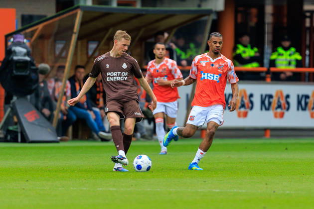 2026-05-17 FC Volendam v SC Telstar - Dutch Eredivisie VOLENDAM, NETHERLANDS - MAY 17: Guus Offerhaus of Telstar, Juninho Bacuna of FC Volendam during the Dutch Eredivisie match between FC Volendam and SC Telstar at Kras Stadion on May 17, 2026 in Volendam, Netherlands. Volendam Kras Stadion Netherlands Content not available for redistribution in The Netherlands directly or indirectly through any third parties. Copyright: xMarcelxvanxPlateringenx