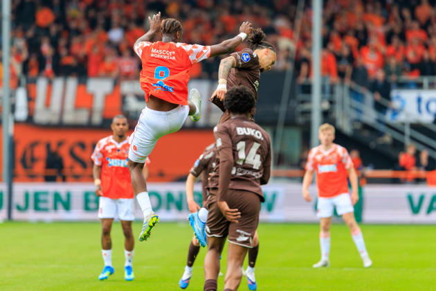 2026-05-17 FC Volendam v SC Telstar - Dutch Eredivisie VOLENDAM, NETHERLANDS - MAY 17: Gibson Yah of FC Volendam, Devon Koswal of Telstar during the Dutch Eredivisie match between FC Volendam and SC Telstar at Kras Stadion on May 17, 2026 in Volendam, Netherlands. Volendam Kras Stadion Netherlands Content not available for redistribution in The Netherlands directly or indirectly through any third parties. Copyright: xMarcelxvanxPlateringenx