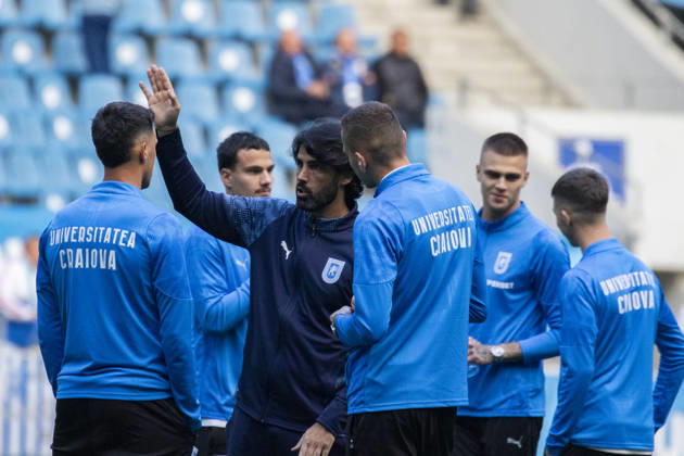 May 17, 2026, Craiova, Romania, Superliga Season 2025-2026, Play-Off, Stage 9, Universitatea Craiova vs FC Universitatea Cluj, Ion Oblemenco stadium, Craiova, Romania Coach Filipe Coelho ghives final instructions tio the players whwn they inspect the pich