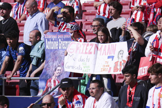 Atletico de Madrid vs Girona, on the 37th matchday of the 2025 26 Spanish First Division May 17, 2026, Madrid, Spain Fans saies bye to Griezmann during the Spanish championship LaLiga football match between Atletico de Madrid and Girona CF on 17 May 2026 at Estadio Santiago Bernabeu in Madrid, Spain Madrid, Spain Madrid Madrid Madrid Spain Copyright: xAlejandroxMatiasx