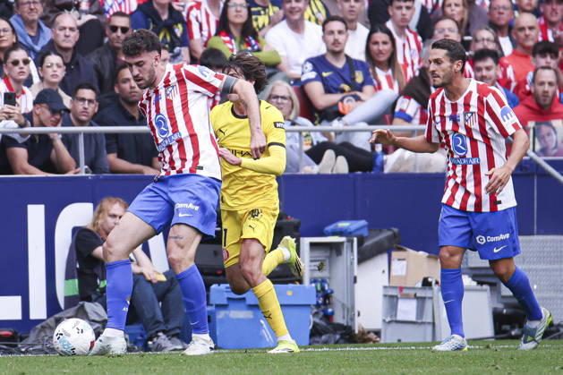 Atletico de Madrid vs Girona, on the 37th matchday of the 2025 26 Spanish First Division May 17, 2026, Madrid, Spain Matteo Ruggeri protects the ball against Bryan Gil during the Spanish championship LaLiga football match between Atletico de Madrid and Girona CF on 17 May 2026 at Estadio Santiago Bernabeu in Madrid, Spain Madrid, Spain Madrid Madrid Madrid Spain Copyright: xAlejandroxMatiasx