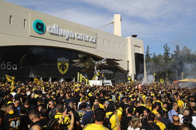SuperLeague Greece Playoffs AEK FC vs Panathinaikos - General view outside the stadium while fans of AEK FC celebrate the winning of the Championship right after the SuperLeague Play-Offs soccer match between AEK FC vs Panathinaikos that they won by 1-0 in Athens, Greece, 10 May 2026. IMAGO ONE INCH PRODUCTIONS PIRAEUS Greece Copyright: xONExINCHxPRODUCTIONSx 6973853