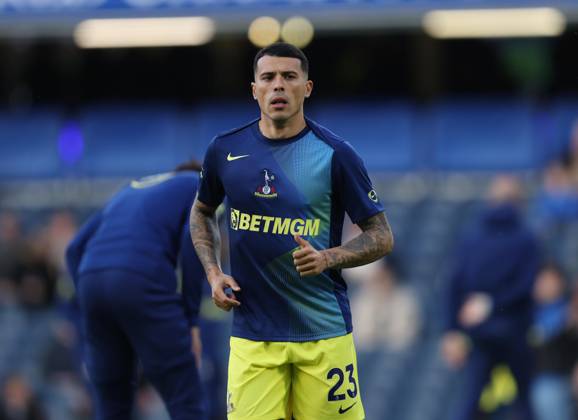 Premier League - Chelsea v Tottenham Hotspur LONDON, ENGLAND, MAY 19: Pedro Porro of Tottenham Hotspur warms up ahead of the Premier League match between Chelsea v Tottenham Hotspur at Stamford Bridge Stadium, London, England, on May 19. (Photo by Daniel Weir) London Stamford Bridge Stadium England Copyright: xDanielxWeir SportsxPressxPhotox Sportspressphoto_SPR150129
