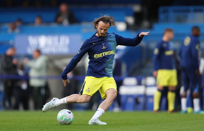 Premier League - Chelsea v Tottenham Hotspur LONDON, ENGLAND, MAY 19: James Maddison of Tottenham Hotspur warms up ahead of the Premier League match between Chelsea v Tottenham Hotspur at Stamford Bridge Stadium, London, England, on May 19. (Photo by Daniel Weir) London Stamford Bridge Stadium England Copyright: xDanielxWeir SportsxPressxPhotox Sportspressphoto_SPR150133