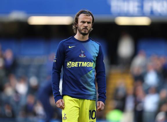 Premier League - Chelsea v Tottenham Hotspur LONDON, ENGLAND, MAY 19: James Maddison of Tottenham Hotspur warms up ahead of the Premier League match between Chelsea v Tottenham Hotspur at Stamford Bridge Stadium, London, England, on May 19. (Photo by Daniel Weir) London Stamford Bridge Stadium England Copyright: xDanielxWeir SportsxPressxPhotox Sportspressphoto_SPR150135