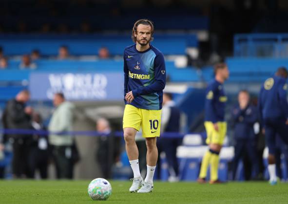 Premier League - Chelsea v Tottenham Hotspur LONDON, ENGLAND, MAY 19: James Maddison of Tottenham Hotspur warms up ahead of the Premier League match between Chelsea v Tottenham Hotspur at Stamford Bridge Stadium, London, England, on May 19. (Photo by Daniel Weir) London Stamford Bridge Stadium England Copyright: xDanielxWeir SportsxPressxPhotox Sportspressphoto_SPR150136