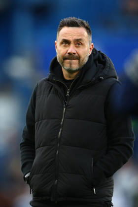 Premier League: Chelsea v Tottenham Hotspur LONDON, UK - 19th May 2026: Tottenham Hotspur Head Coach Roberto De Zerbi looks on during the pre-match warm-up ahead of the Premier League match between Chelsea FC and Tottenham Hotspur FC at Stamford Bridge London Stamford Bridge England United Kingdom Copyright: xCraigxMercerx xPeakxActionxPhotosx