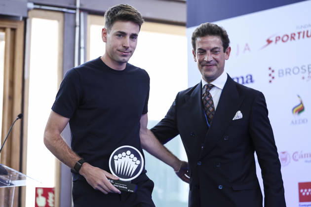 May 21, 2026, Madrid, Madrid, Spain: Oriol Carmona, Olympic skier, receives the Sports Achievement Award during the 2026 ISC Awards Ceremony, which took place.during the ISDE Sports Convention at the Official College of Architects of Madrid on May 21, 2026, in Madrid, Spain. ISDE Sports Convention - ISC Awards Ceremony - ZUMAa181 20260521_zaa_a181_034 Copyright: xIrinaxR.xHipolitox