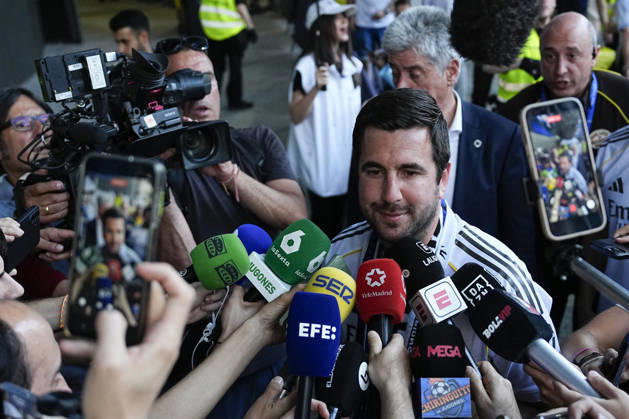 May 23, 2026, Madrid, Madrid, Spain: Enrique Riquelme attends the Media outside the stadium ahead the Spanish League, LaLiga EA Sports, football match played between Real Madrid and Athletic Club at Bernabeu stadium on May 23, 2026, in Madrid, Spain. Madrid Spain - ZUMAa181 20260523_zaa_a181_030 Copyright: xOscarxJ.xBarrosox