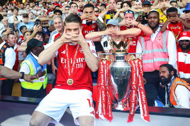 260524 Viktor Gyökeres of Arsenal celebrates with the trophy for winning Premier League after the Premier League football match between Crystal Palace and Arsenal on May 24, 2026 in London Photo Daniel Weir BILDBYRAN COP 183 XX0039 fotboll football soccer fotball premier league crystal palace arsenal bbeng jubel Copyright: DANIELxWEIR BB260524ZB070
