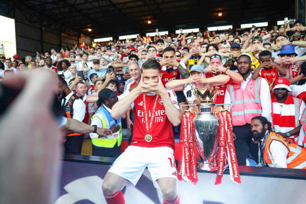 260524 Viktor Gyökeres of Arsenal celebrates with the trophy for winning Premier League after the Premier League football match between Crystal Palace and Arsenal on May 24, 2026 in London Photo Daniel Weir BILDBYRAN COP 183 XX0039 fotboll football soccer fotball premier league crystal palace arsenal bbeng jubel Copyright: DANIELxWEIR BB260524ZV066