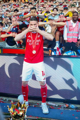 260524 Viktor Gyökeres of Arsenal celebrates with the trophy for winning Premier League after the Premier League football match between Crystal Palace and Arsenal on May 24, 2026 in London Photo Daniel Weir BILDBYRAN COP 183 XX0039 fotboll football soccer fotball premier league crystal palace arsenal bbeng jubel Copyright: DANIELxWEIR BB260524ZW073