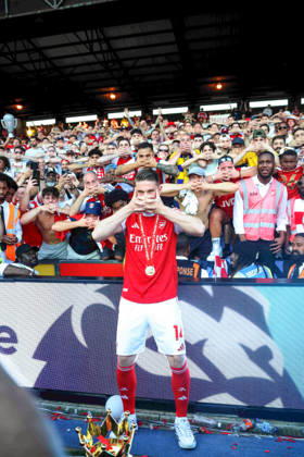 260524 Viktor Gyökeres of Arsenal celebrates with the trophy for winning Premier League after the Premier League football match between Crystal Palace and Arsenal on May 24, 2026 in London Photo Daniel Weir BILDBYRAN COP 183 XX0039 fotboll football soccer fotball premier league crystal palace arsenal bbeng jubel Copyright: DANIELxWEIR BB260524ZW074