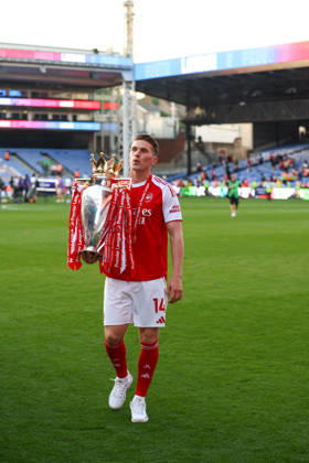 260524 Viktor Gyökeres of Arsenal celebrates with the trophy for winning Premier League after the Premier League football match between Crystal Palace and Arsenal on May 24, 2026 in London Photo Daniel Weir BILDBYRAN COP 183 XX0039 fotboll football soccer fotball premier league crystal palace arsenal bbeng jubel Copyright: DANIELxWEIR BB260524ZP066