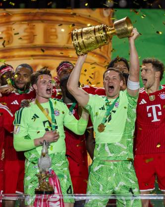 Soccer, men, 2025 2026 season, 83 DFB Cup final, FC Bayern Munich VfB Stuttgart 3 0 , f l goalkeeper Jonas Urbig Bayern Munich , goalkeeper Manuel Neuer Bayern Munich with trophy at the award ceremony, 23 05 2026, Copyright: xMatthiasxKochx