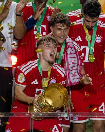 Soccer, men, 2025 2026 season, 83 DFB Cup final, FC Bayern Munich VfB Stuttgart 3 0 , f l l Lennart Karl Bayern Munich , Tom Bischof Bayern Munich at the award ceremony with trophy, 23 05 2026, Copyright: xMatthiasxKochx