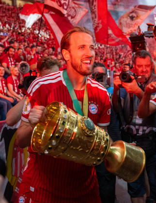 Soccer, Men, Season 2025 2026, 83 DFB Cup Final, FC Bayern Munich VfB Stuttgart 3 0 , Harry Kane Bayern Munich , Lap of honor with trophy, cheering after the final whistle, 23 05 2026, Copyright: xMatthiasxKochx