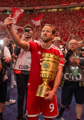 Soccer, Men, Season 2025 2026, 83 DFB Cup Final, FC Bayern Munich VfB Stuttgart 3 0 , Harry Kane Bayern Munich , Lap of honor with trophy, cheering after the final whistle, 23 05 2026, Copyright: xMatthiasxKochx