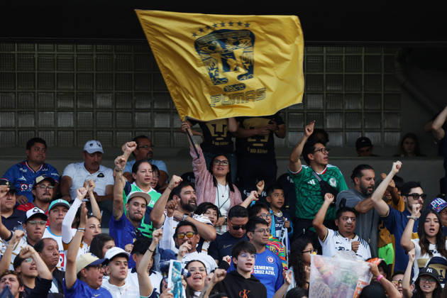 May 24, 2026, Mexico City, Ciudad de Mexico, Mexico: A Pumas fan waves the Pumas flag during the final second leg match between Pumas UNAM and Cruz Azul as part of the Liga MX Torneo Clausura 2026 at Estadio Olimpico Universitario. on May 24, 2026 in Mexico City, Mexico. Mexico City Mexico - ZUMAe321 20260524_zsa_e321_017 Copyright: xIanxRoblesx
