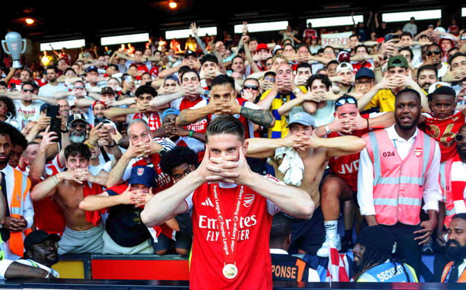 260524 Viktor Gyökeres of Arsenal celebrates with the trophy for winning Premier League after the Premier League football match between Crystal Palace and Arsenal on May 24, 2026 in London Photo Daniel Weir BILDBYRAN COP 183 XX0039 fotboll football soccer fotball premier league crystal palace arsenal bbeng jubel Copyright: DANIELxWEIR BB260524ZY112