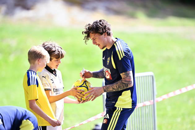 STOCKHOLM, SWEDEN 20260530 Swedens Victor Nilsson Lindelöf signs autographs for fans as the mens national team trains at Bosön ahead of the upcoming World Cup and training matches against Norway and Greece STOCKHOLM SWEDEN x10050x  Copyright: xPontusxLundahl TTx FOTBOLLSLANDSLAGET TRÄNING BOSÖN
