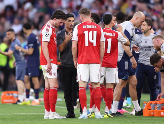 Budapest, Hungary, 30th May 2026. Mikel Arteta manager of Arsenal instructs his payers as David Raya of Arsenal goes down with cramp during the Paris Saint Germain vs Arsenal UEFA Champions League Final match at Puskas Arena, Budapest. Picture credit should read: David Klein Sportimage EDITORIAL USE ONLY. No use with unauthorised audio, video, data, fixture lists, club league logos or live services. Online in-match use limited to 120 images, no video emulation. No use in betting, games or single club league player publications. SPI_122_DK_PSG_Arsenal SPI-4828-0121