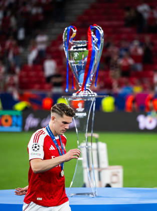 260530 Viktor Gyökeres of Arsenal looks dejected as he passes the trophy after the UEFA Champions League final match between Paris Saint Germain and Arsenal on May 30, 2026 in Budapest Photo Maxim Thorà BILDBYRAN kod MT MT1056 fotboll football soccer fotball uefa champions league champions league paris saint germain arsenal bbeng interiör depp Copyright: MAXIMxTHORE BB260530MT304