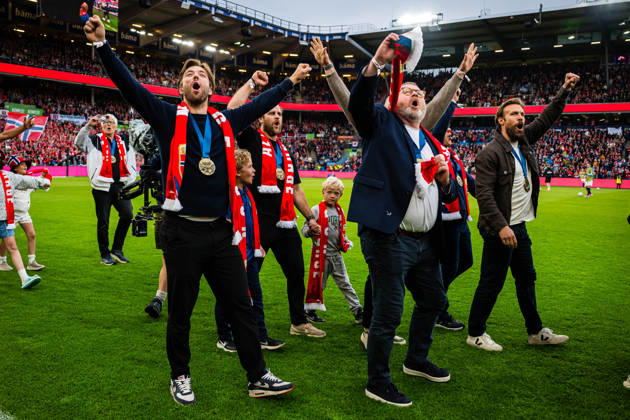 Eishockey, Norwegens Nationalteam feiert WM-Bronze beim Fußball-Testspiel gegen Schweden in Oslo