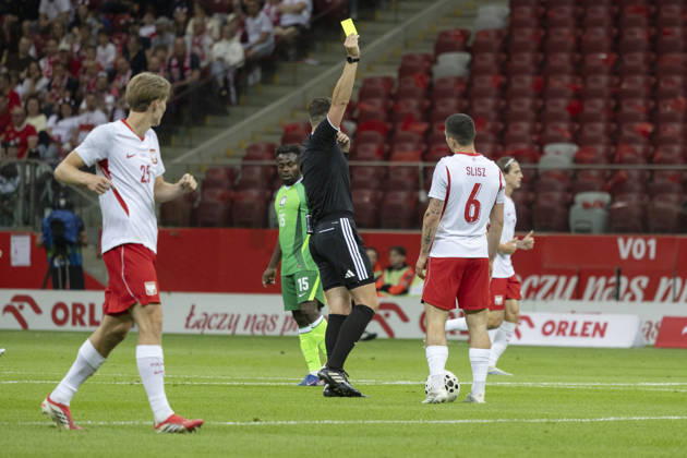 Poland - Nigeria 03.06.2026 football, Warsaw, PGE National Stadium, FIFA , friendly international game match Poland - Nigeria ( mecz towarzyski, pilka nozna, Polska - Nigeria ) image shows: referee Marian Barbu yellow card to Bartosz Slisz (R) photo Katarzyna Plewczynska Fotostyk Copyright: xKatarzynaxPlewczynskax 20260603FCTKPKAPL7360