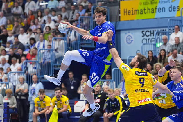 07 06 2026, xydrx, Handball, 1 HBL, VfL Gummersbach Rhein Neckar Löwen, Schwalbe Arena Julian Koester VfL Gummersbach, 7 in duel against Steven Plucnar Jacobsen Rhein Neckar Loewen, 9 Copyright: HMBxMedia YannisxDreimann