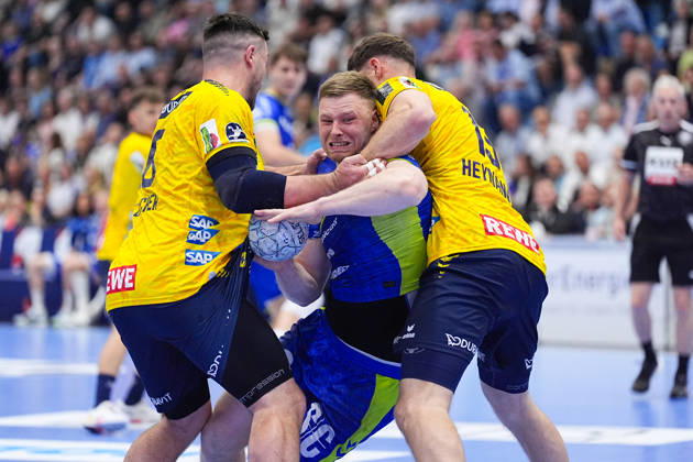 07 06 2026, xydrx, Handball, 1 HBL, VfL Gummersbach Rhein Neckar Löwen, Schwalbe Arena Jannik Kohlbacher Rhein Neckar Loewen, 80 and Sebastian Heymann Rhein Neckar Loewen, 13 in a duel against Kristjan Horzen VfL Gummersbach, 27 Copyright: HMBxMedia YannisxDreimann