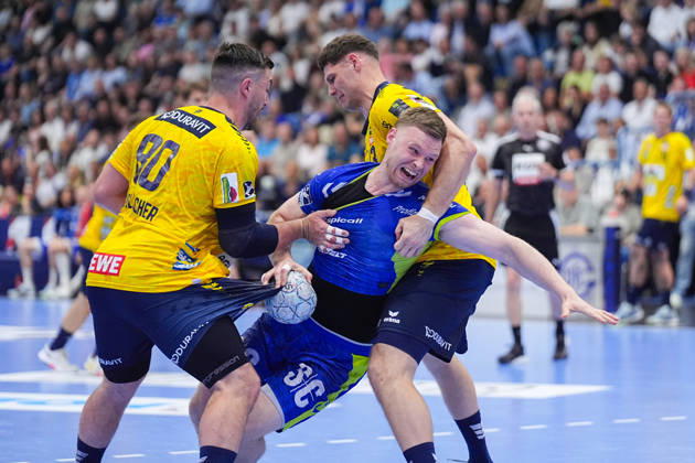 07 06 2026, xydrx, Handball, 1 HBL, VfL Gummersbach Rhein Neckar Löwen, Schwalbe Arena Jannik Kohlbacher Rhein Neckar Loewen, 80 and Sebastian Heymann Rhein Neckar Loewen, 13 in a duel against Kristjan Horzen VfL Gummersbach, 27 Copyright: HMBxMedia YannisxDreimann